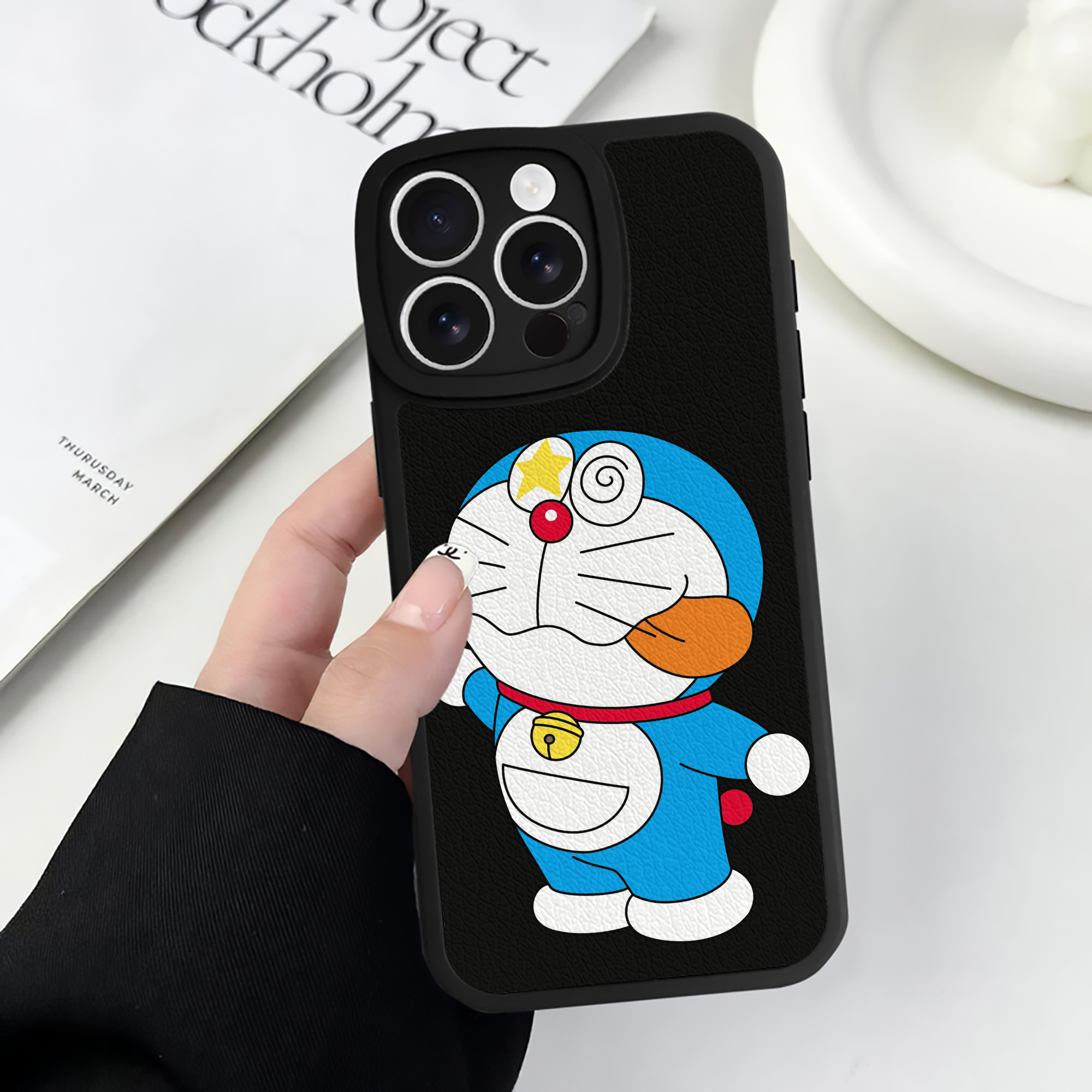 （画像用） ドラえもん Doraemon 【iPhone 16シリーズ対応】シリコンスマホケース（レザー調） 材質：シリコン